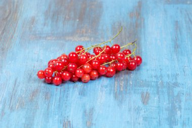 bir tahta üzerinde kırmızı kuş üzümü