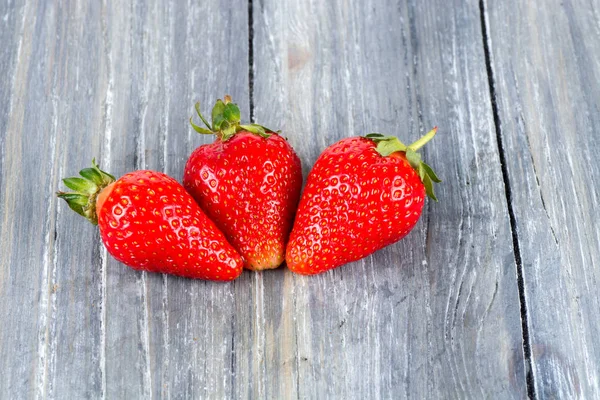 Erdbeeren auf Holz — Stockfoto