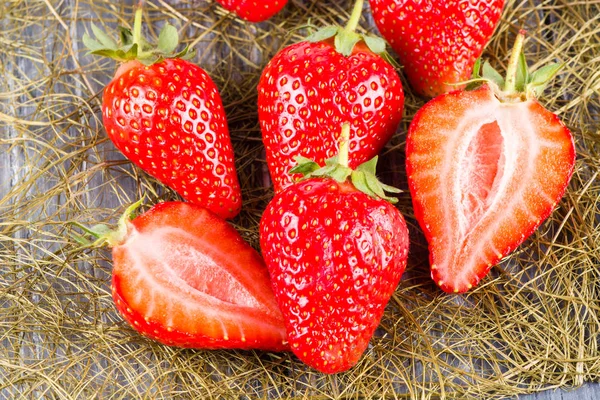 Erdbeeren auf Holz — Stockfoto