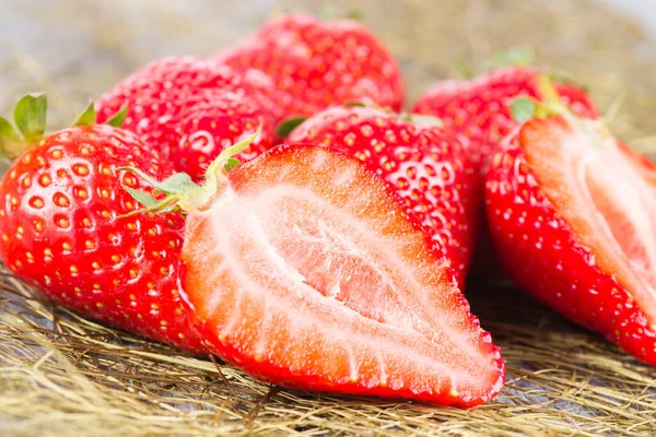 Erdbeeren auf Holz — Stockfoto