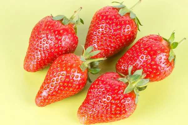 Erdbeeren auf Holz — Stockfoto