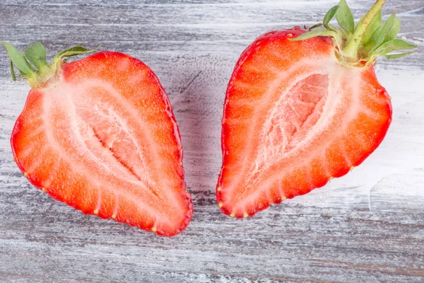 Erdbeeren auf Holz — Stockfoto