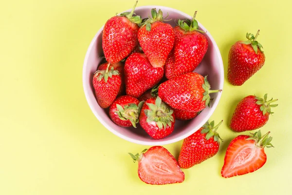 Ahşap üzerinde çilek