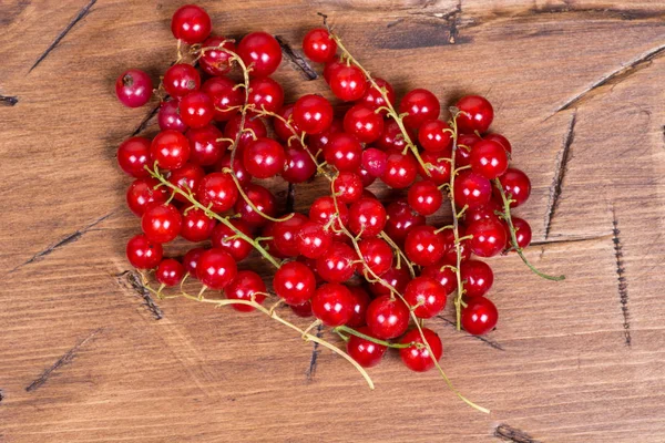 bir tahta üzerinde kırmızı kuş üzümü