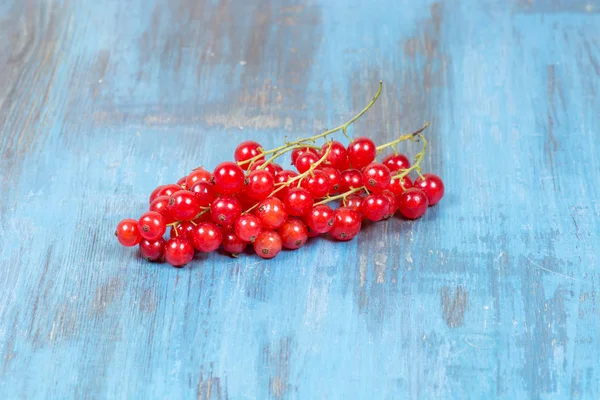 bir tahta üzerinde kırmızı kuş üzümü