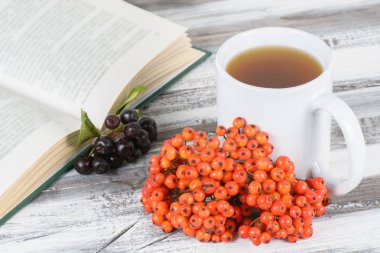 Ahşap bir yandan chokeberry kupa