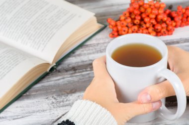 Ahşap bir yandan chokeberry kupa