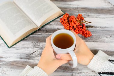 Ahşap bir yandan chokeberry kupa