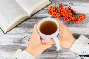 Ahşap bir yandan chokeberry kupa