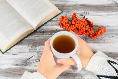 Ahşap bir yandan chokeberry kupa