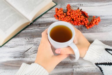 Ahşap bir yandan chokeberry kupa