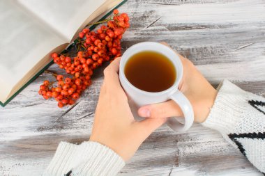 Ahşap bir yandan chokeberry kupa