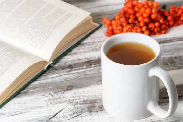 Ahşap bir yandan chokeberry kupa