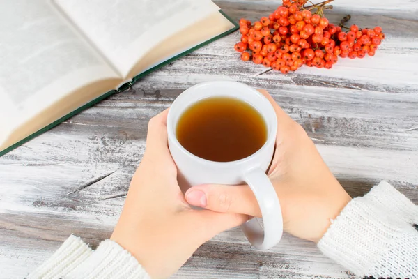 Ahşap bir yandan chokeberry kupa