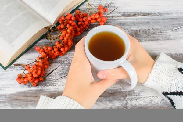 Ahşap bir yandan chokeberry kupa