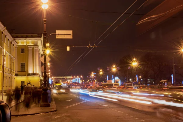 Camino nocturno en la ciudad —  Fotos de Stock