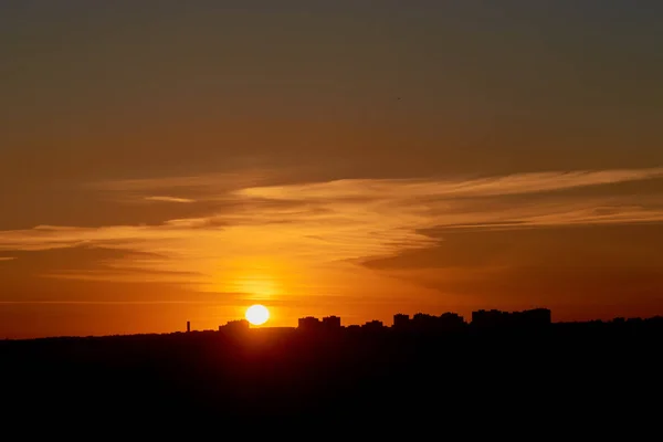 Puesta de sol en la ciudad en Rusia i — Foto de Stock