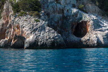 Sardunya kıyı şeridi: Kayalar ve kayalıklarla deniz, İtalya