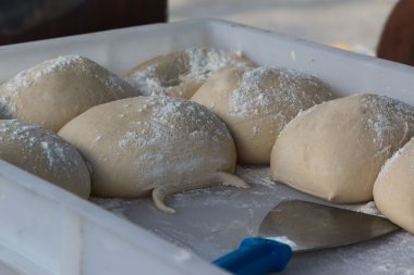 Un ile taze pizza hamuru grubu