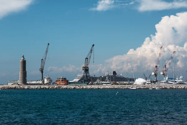 Kräne bei der Arbeit in der Werft in der Nähe des Leuchtturms — Stockfoto