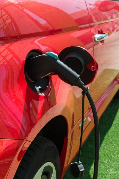Kırmızı elektrikli araç şarj istasyonu içi