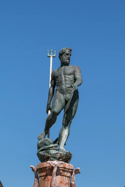 Estatua de bronce Neptuno con Tridente Cetro —  Fotos de Stock