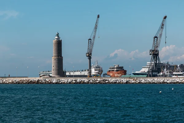 Kräne bei der Arbeit in der Werft in der Nähe des Leuchtturms — Stockfoto