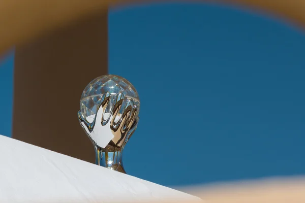 Kristallkugel, die die Hand darstellt, die die Kugel hält — Stockfoto
