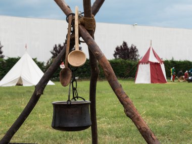 Siyah seni ve Tripod ateşin ortasına sonra tahta kaşık