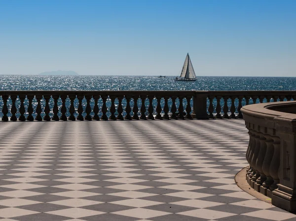 Livorno 's Mascagni Terraza y barco de vela blanca en segundo plano — Foto de Stock