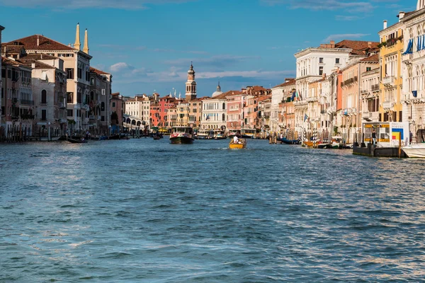 Großer Kanal in Venedig mit Booten und Fassaden, Italien — Stockfoto