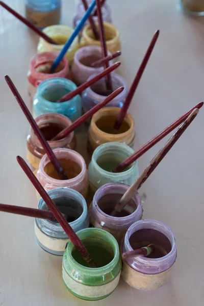 아티스트 브러쉬와 다채로운 유리 제 페인트 항아리 — 스톡 사진