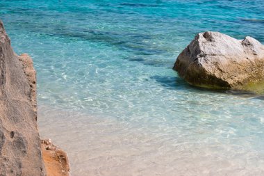 Turkuaz deniz, İtalya Sardinya Adası kayalıklardan yakınındaki