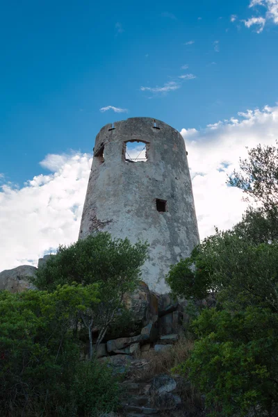 Torre Saracen na Itália na costa da Sardina — Fotografia de Stock