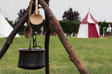 Siyah seni ve Tripod ateşin ortasına sonra tahta kaşık
