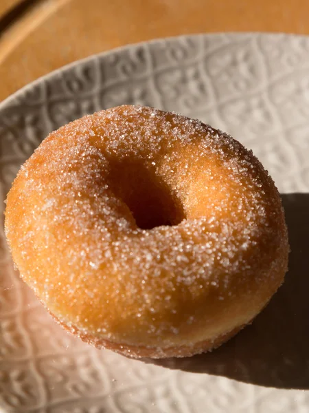 白い皿に砂糖を揚げドーナツ — ストック写真