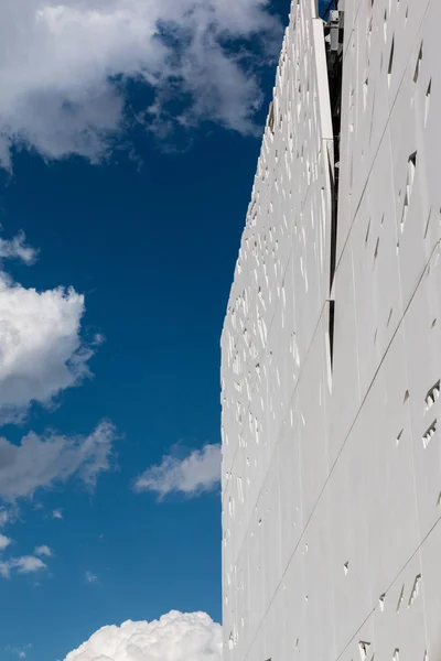 Detail futuristické Megastructure: bílá budova fasády — Stock fotografie