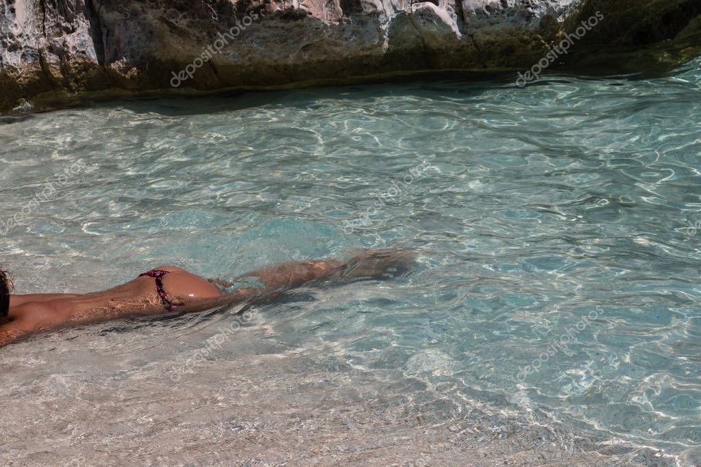 Woman Stood In The Water Naked With A Hat On Dancing Stockfoto