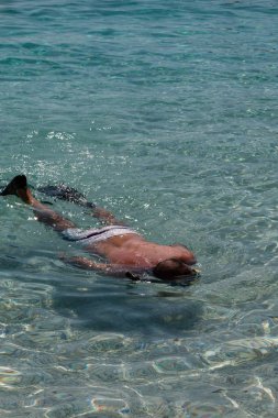 Palet, mayo ve dalgıç maskesi ile kristal deniz erkekte