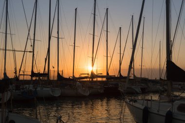 Yelken teknenin direkleri: rıhtım sahil