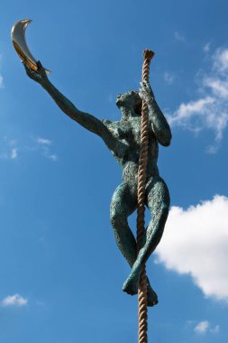 Küçük bronz heykel: Adam ay alıcı bir ip üzerinde