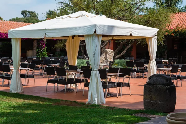 Cadeiras e mesas sob Gazebo com tenda branca — Fotografia de Stock