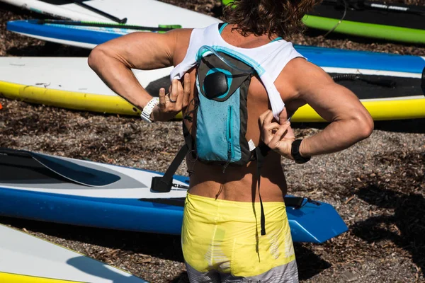 Menino com Hydration Pack em seu ombro vestindo camisa antes de Sur — Fotografia de Stock