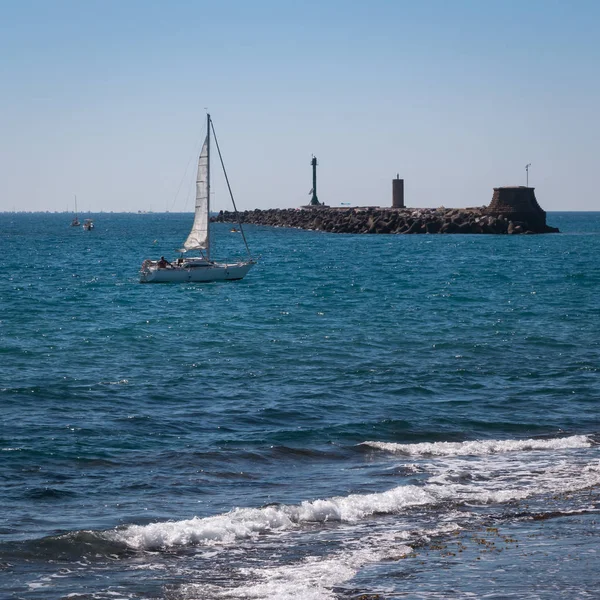 Weißes Segelschiff in Küstennähe — Stockfoto