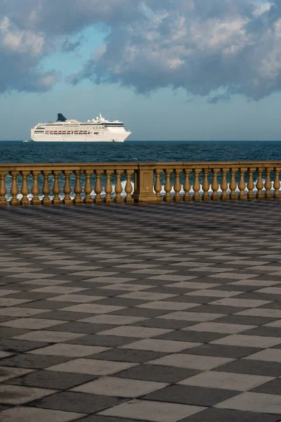 Livourne 's Mascagni Terrasse et White Ferry-boat en arrière-plan , — Photo