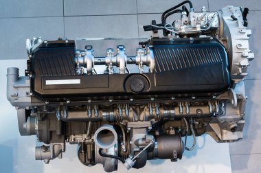 Gümüş krom kamyon motoru