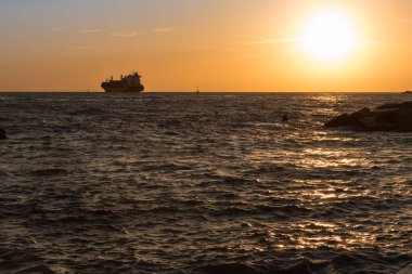 Kargo tekne batımında dalgalı denizde silüeti