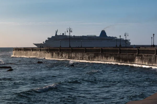 Livorno, italien - juli 2015: livorno 's mascagni terrasse und großes weißes kreuzfahrtschiff, toskana, — Stockfoto