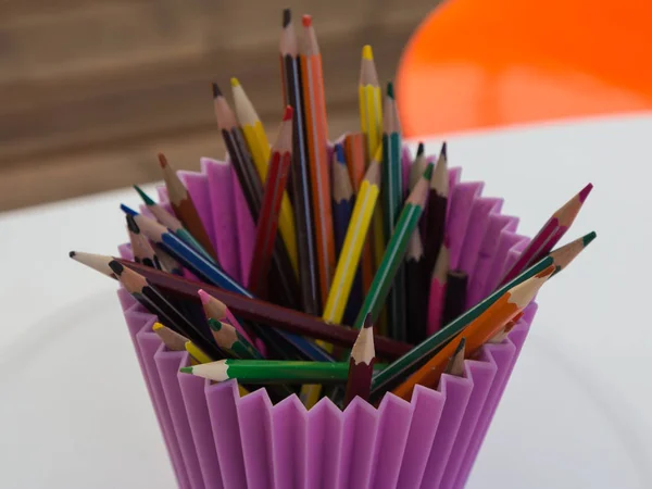 Gruppe von Buntstiften in einer Tasse — Stockfoto