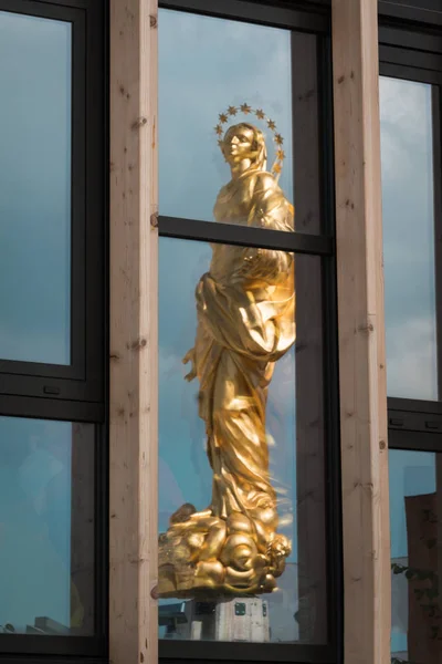 Estatua de Madonnina réplica reflejada en vidrio de Windows —  Fotos de Stock